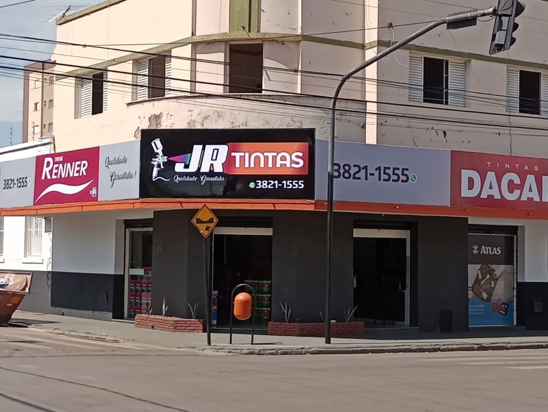 Fachada da loja JR Tintas em Patos de Minas
